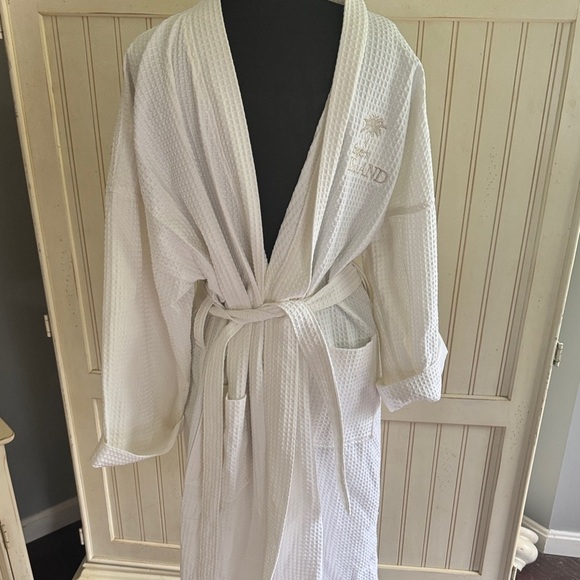 Frette Fager’s Island Luxury Spa  Logo Ivory Waffle Texture Robe - Picture 3 of 14